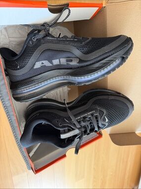 Nike women’s Pegasus premium black and metallic silver/blue sole in size 7.5.